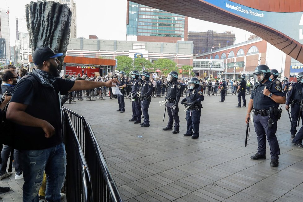 Protesty proti policejní brutalitě spustila na mnoha místech Spojených států smrt černocha George Floyda při policejním zásahu. (2. 6. 2020)