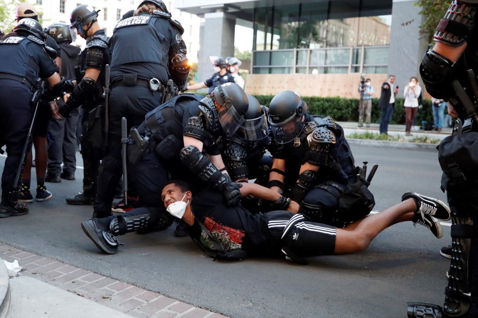 Protesty proti policejní brutalitě spustila na mnoha místech Spojených států smrt černocha George Floyda při policejním zásahu. (2. 6. 2020)