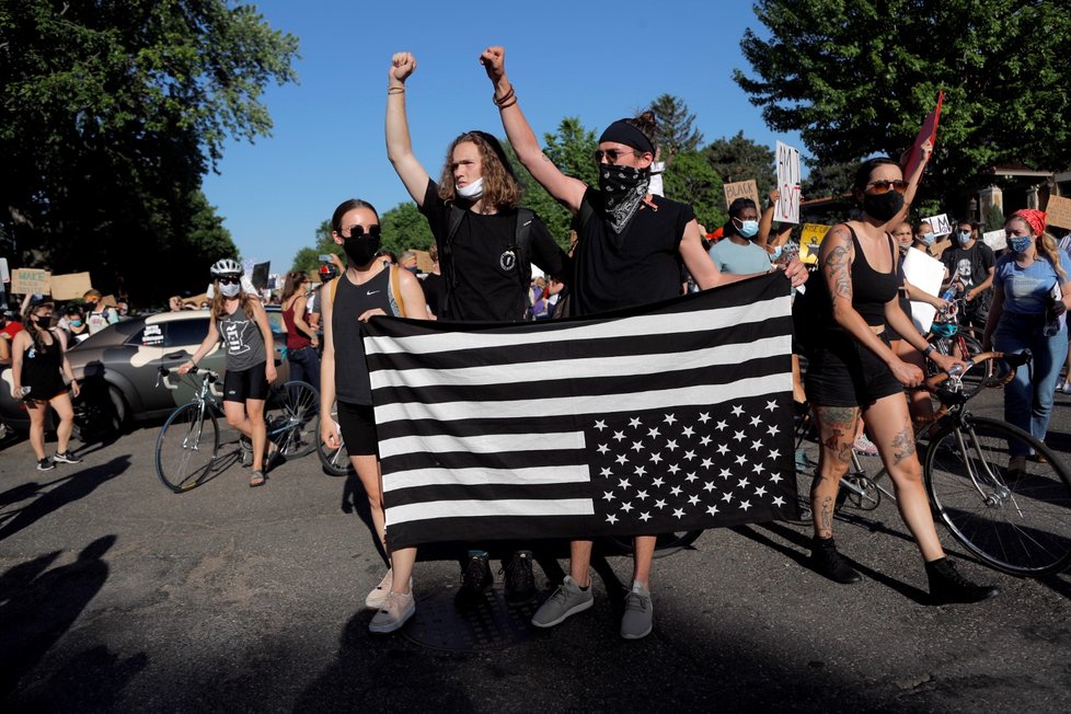 Protesty proti policejní brutalitě spustila na mnoha místech Spojených států smrt černocha George Floyda při policejním zásahu. (2. 6. 2020)