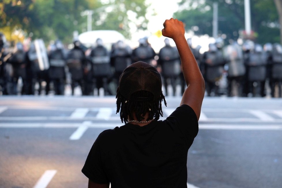 Protesty proti policejní brutalitě spustila na mnoha místech Spojených států smrt černocha George Floyda při policejním zásahu. (2. 6. 2020)