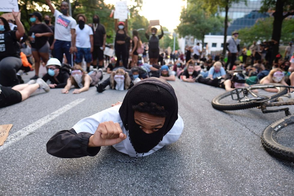 Protesty proti policejní brutalitě spustila na mnoha místech Spojených států smrt černocha George Floyda při policejním zásahu. (2. 6. 2020)