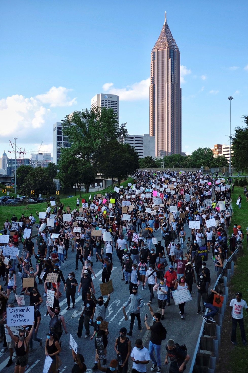 Protesty proti policejní brutalitě spustila na mnoha místech Spojených států smrt černocha George Floyda při policejním zásahu. (2. 6. 2020)