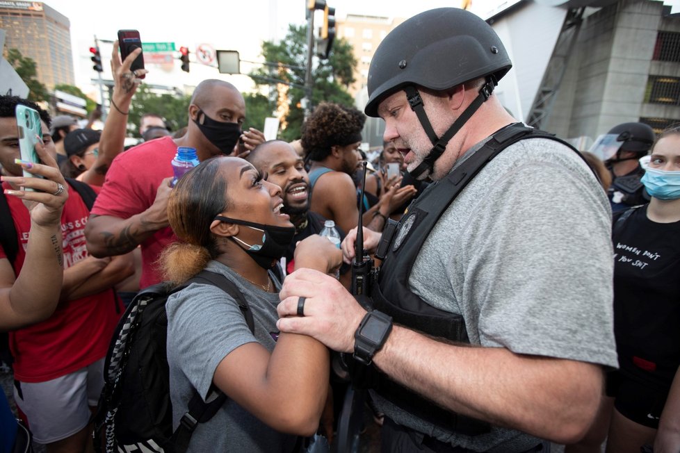 Protesty proti policejní brutalitě spustila na mnoha místech Spojených států smrt černocha George Floyda při policejním zásahu. (2. 6. 2020)
