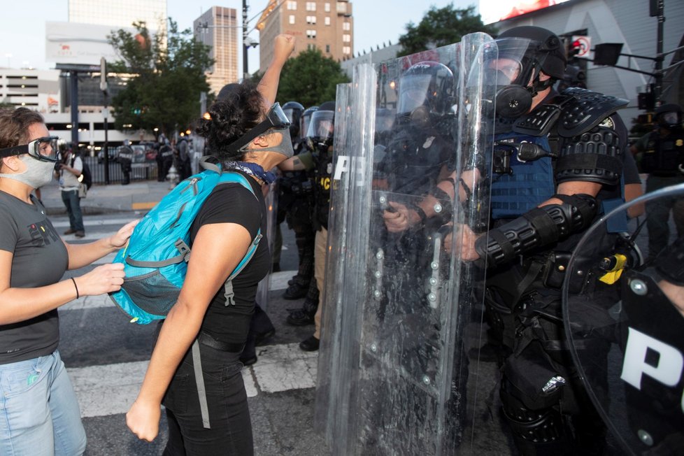 Protesty proti policejní brutalitě spustila na mnoha místech Spojených států smrt černocha George Floyda při policejním zásahu. (2. 6. 2020)