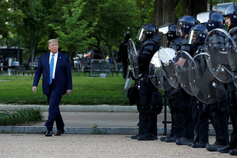 Protesty proti policejní brutalitě spustila na mnoha místech Spojených států smrt černocha George Floyda při policejním zásahu. (2. 6. 2020)