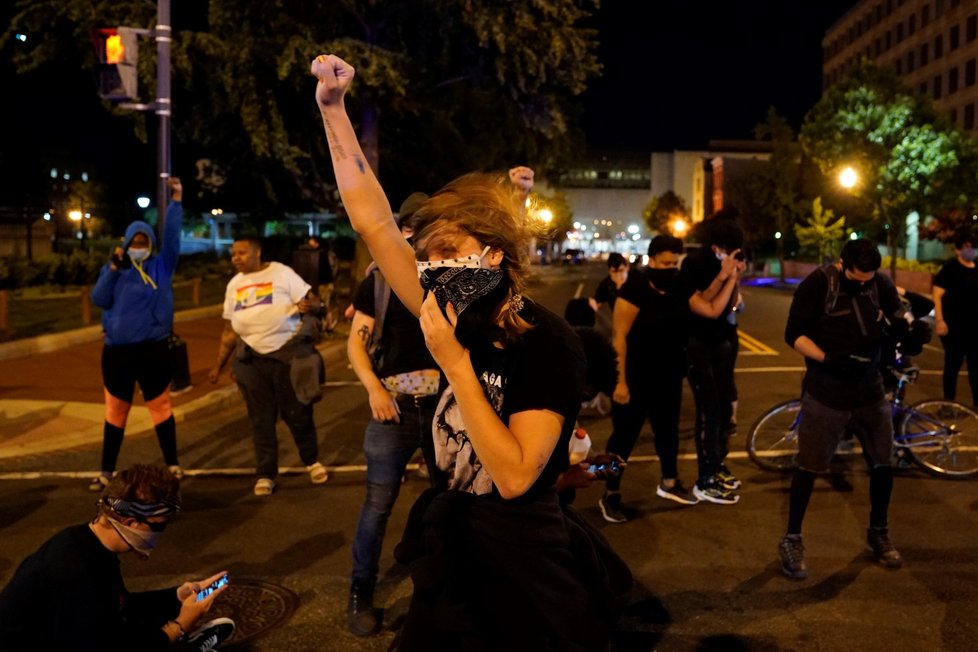 Protesty proti policejní brutalitě spustila na mnoha místech Spojených států smrt černocha George Floyda při policejním zásahu. (2. 6. 2020)