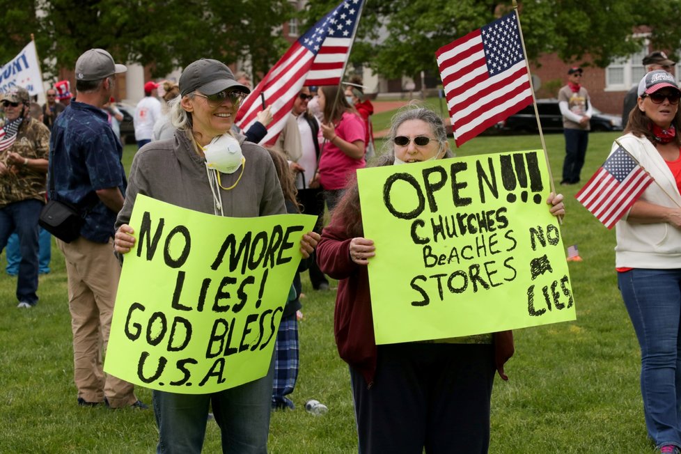 V USA se sešlo několik desítek demonstrantů, aby protestovali proti vládním opatřením. Požadují, aby se opatření proti koronaviru rozpouštěla (1.5.2020)