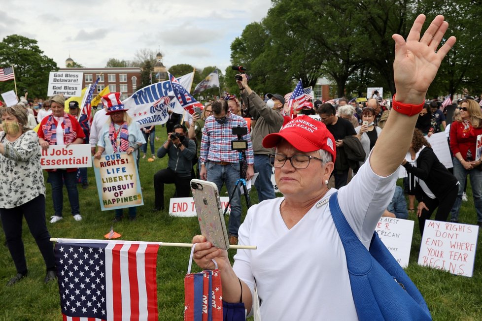 V USA se sešlo několik desítek demonstrantů, aby protestovali proti vládním opatřením. Požadují, aby se opatření proti koronaviru rozpouštěla (1.5.2020)