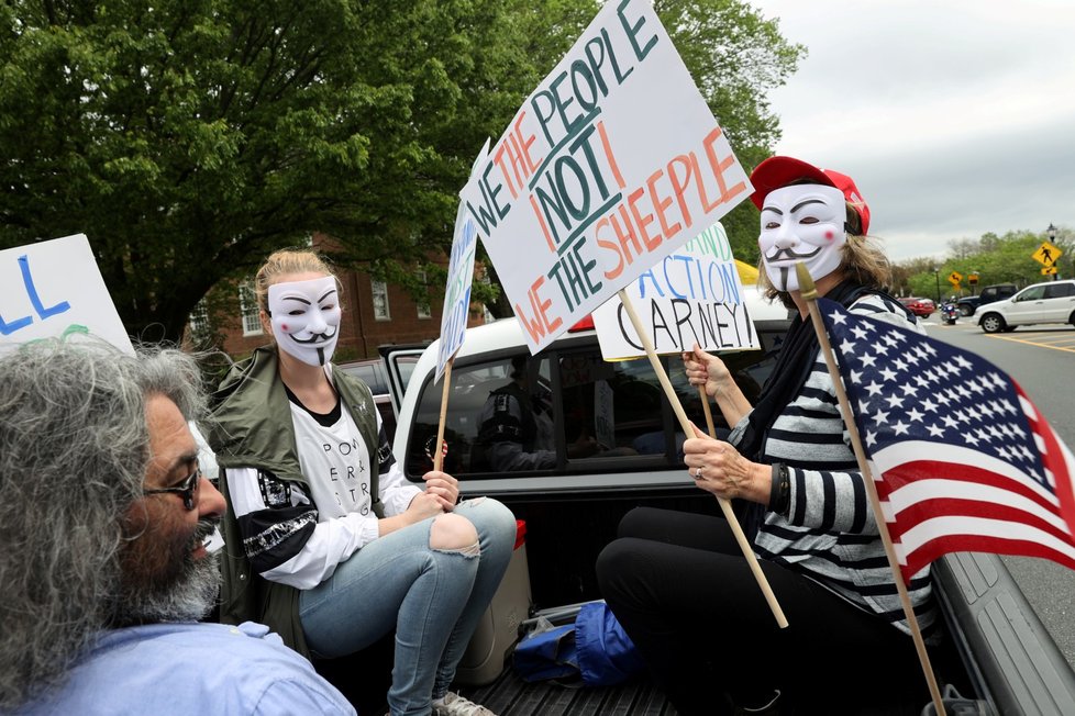 V USA se sešlo několik desítek demonstrantů, aby protestovali proti vládním opatřením. Požadují, aby se opatření proti koronaviru rozpouštěla (1.5.2020)