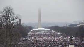 Za práva žen a proti Trumpovi demonstroval v USA přes milion lidí.