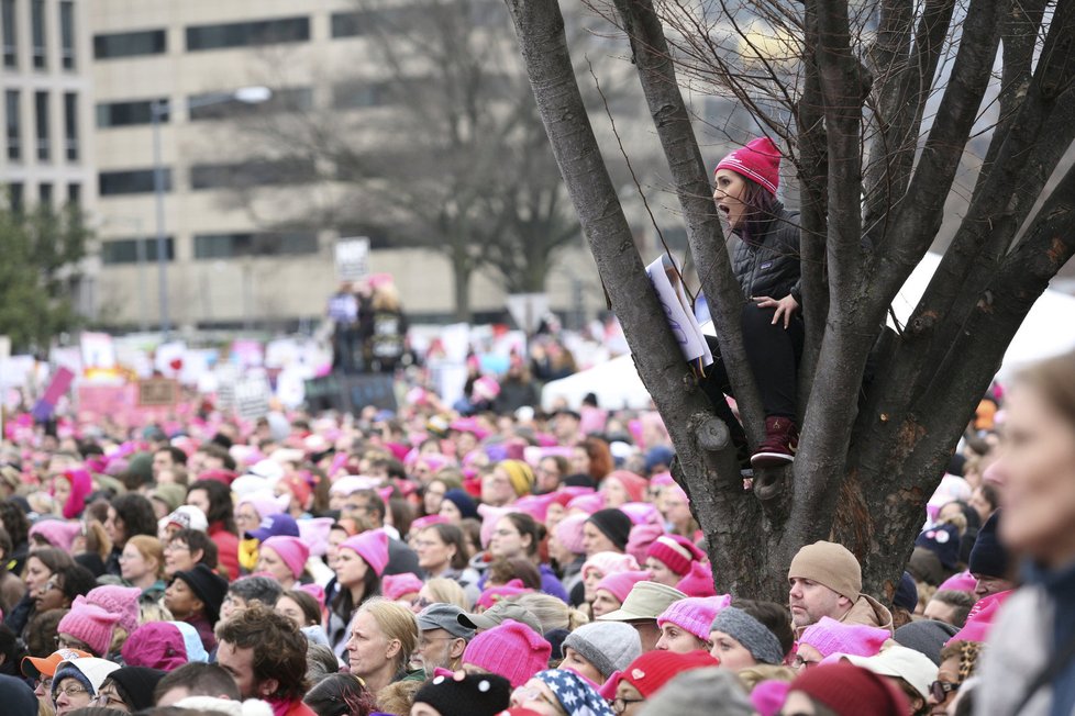 Za práva žen a proti Trumpovi demonstrovalo v USA přes milion lidí.