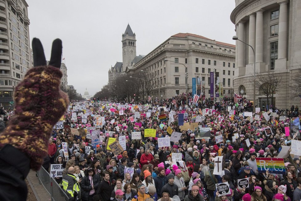 Za práva žen a proti Trumpovi demonstrovalo v USA přes milion lidí.