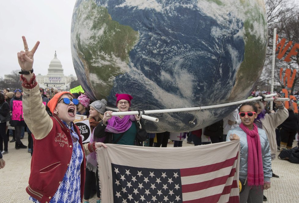 Za práva žen a proti Trumpovi demonstrovalo v USA přes milion lidí.