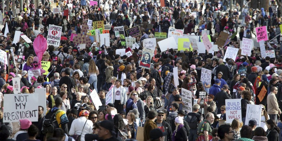 Za práva žen a proti Trumpovi demonstrovalo v USA přes milion lidí.