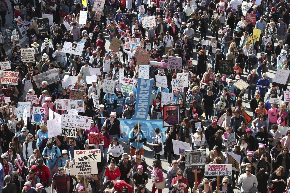 Za práva žen a proti Trumpovi demonstroval v USA přes milion lidí.