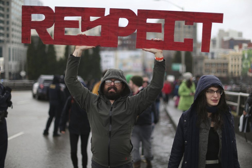 Za práva žen a proti Trumpovi demonstroval v USA přes milion lidí.