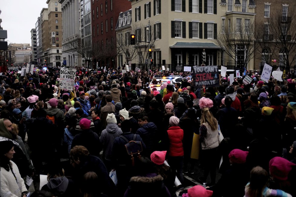 Za práva žen a proti Trumpovi demonstroval v USA přes milion lidí.