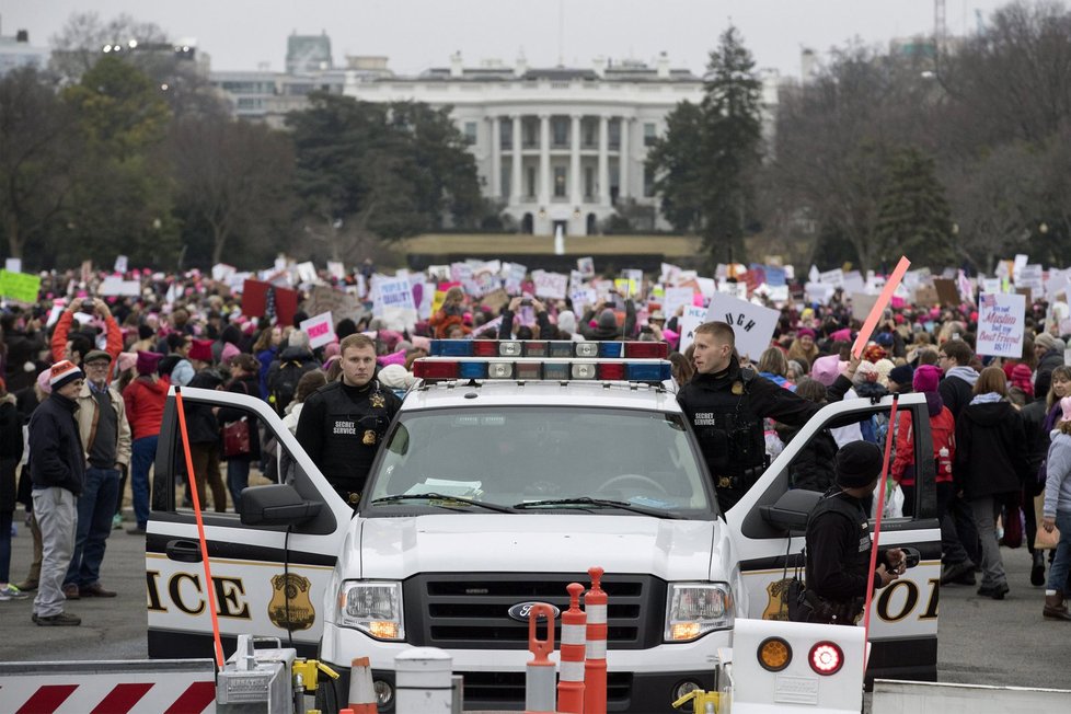 Za práva žen a proti Trumpovi demonstroval v USA přes milion lidí.