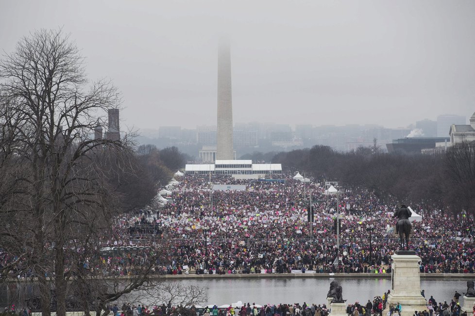 Za práva žen a proti Trumpovi demonstroval v USA přes milion lidí.