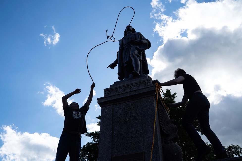 Demonstranti v USA strhli sochy Kolumba i obhájce otrokářství
