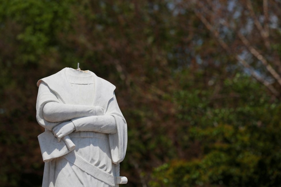 Demonstranti v USA strhli sochy Kolumba i obhájce otrokářství.