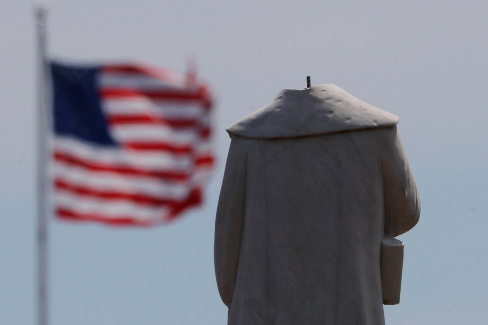 Demonstranti v USA strhli sochy Kolumba i obhájce otrokářství.