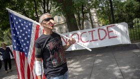 USA: Protesty proti covidovým opatřením.