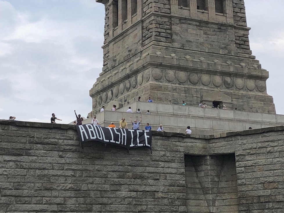 Američané na Den nezávislosti protestovali u Sochy svobody, Therese Patricia Okoumouová na ni dokonce vylezla.