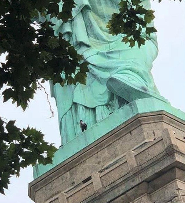 Američané na Den nezávislosti protestovali u Sochy svobody, Therese Patricia Okoumouová na ni dokonce vylezla.