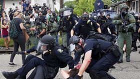 V USA zažili čtvrtou noc protestů proti policejnímu násilí.