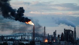 Série explozí v pátek poničila ropnou rafinerii v americkém státě Pensylvánie, oznámila televize NBC.