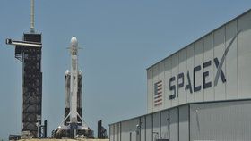 Z mysu Canaveral odstartovala s tříhodinovým zpožděním raketa soukromé americké společnosti SpaceX Falcon Heavy s nákladem 24 experimentálních družic.