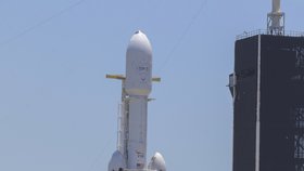 Z mysu Canaveral odstartovala s tříhodinovým zpožděním raketa soukromé americké společnosti SpaceX Falcon Heavy s nákladem 24 experimentálních družic.