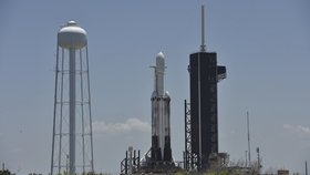 Z mysu Canaveral odstartovala s tříhodinovým zpožděním raketa soukromé americké společnosti SpaceX Falcon Heavy s nákladem 24 experimentálních družic.