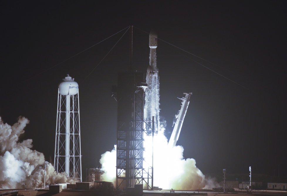 Z mysu Canaveral odstartovala s tříhodinovým zpožděním raketa soukromé americké společnosti SpaceX Falcon Heavy s nákladem 24 experimentálních družic.