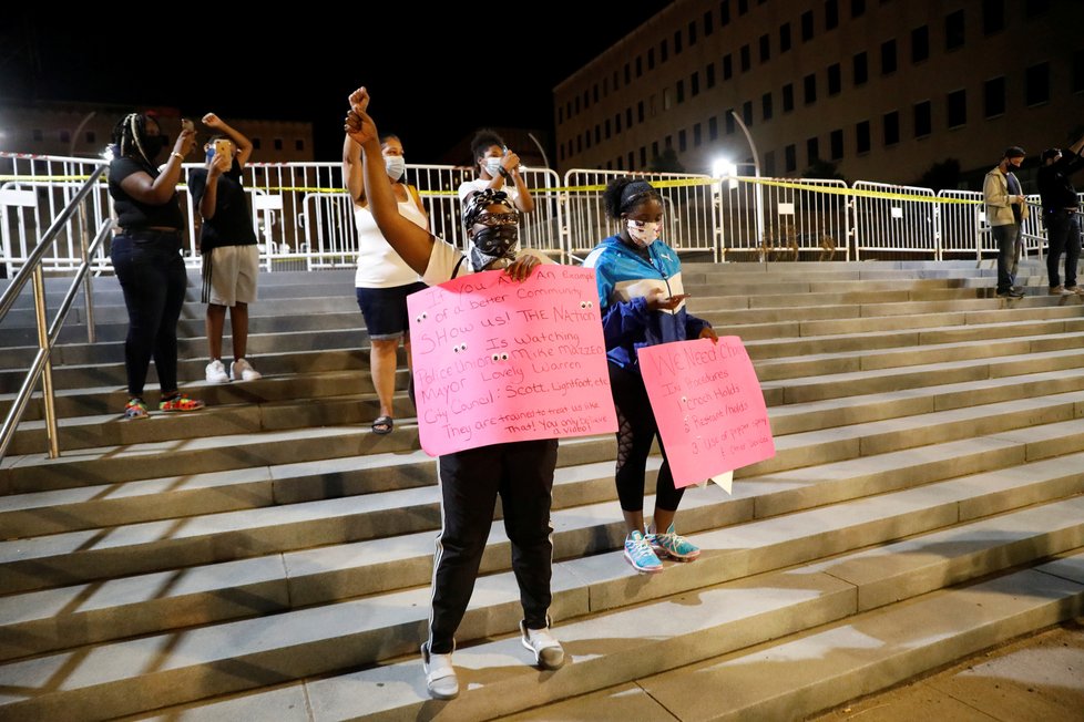Případ Afroameričana Daniela Prudea, který zemřel po policejním zásahu v březnu 2020, vyvolal vlnu nepokojů v americkém Rochesteru