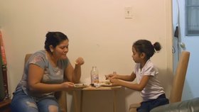Sedmiletá Alison Ximena Madridová se svou matkou utekla ze Salvadoru, v USA ji i ostatní děti zavřeli do detenčního centra. S matkou Cindy se shledala po několika týdnech, teď spolu žijí u příbuzných a čekají na verdikt soudu.