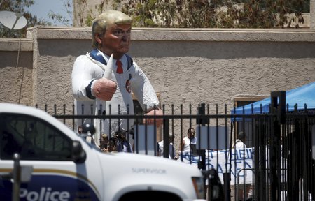 Na návštěvu dalšího detenčního centra vyrazila první dáma Melania Trumpová. U letiště na ní čekali demonstranti.