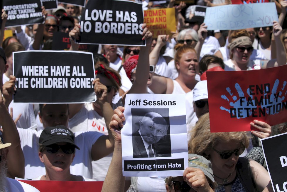 Trumpova migrační politika, zvláště pak rozdělování dětí na hranicích, vyvolala v USA masové protesty.