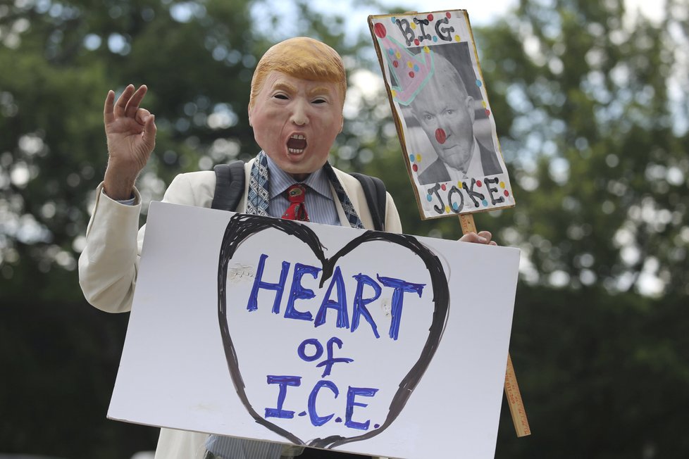 Trumpova migrační politika, zvláště pak rozdělování dětí na hranicích, vyvolala v USA masové protesty.