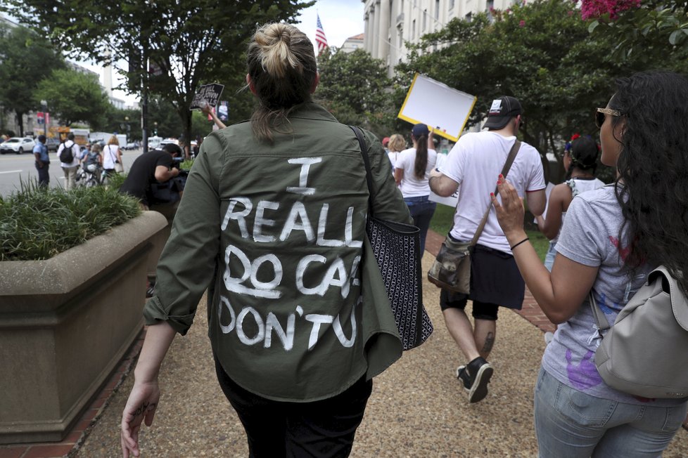 Trumpova migrační politika, zvláště pak rozdělování dětí na hranicích, vyvolala v USA masové protesty.