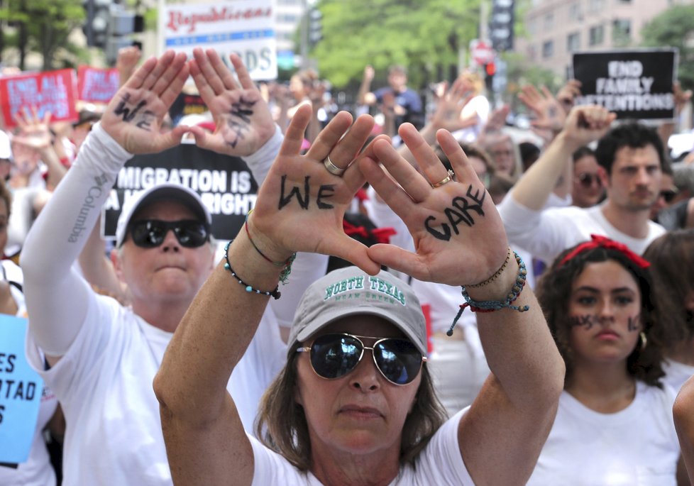 Trumpova migrační politika, zvláště pak rozdělování dětí na hranicích, vyvolala v USA masové protesty.