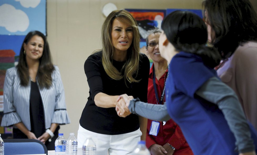 Na návštěvu dalšího detenčního centra vyrazila první dáma Melania Trumpová.