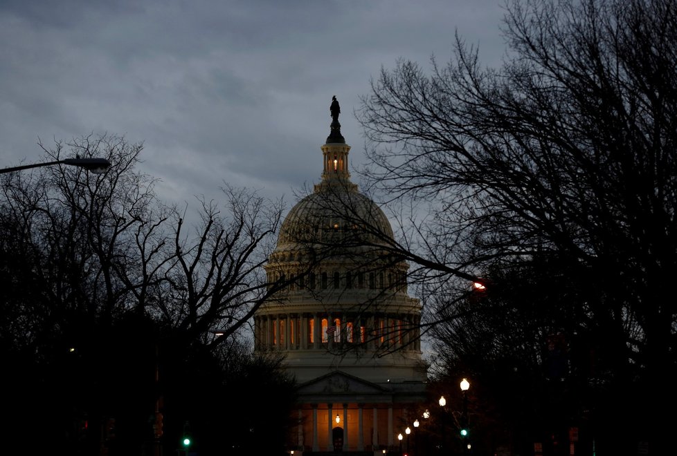 Vláda USA nemá peníze. Americký senát se sejde znovu v pondělí a zkusí odvrátit takzvaný shutdown.