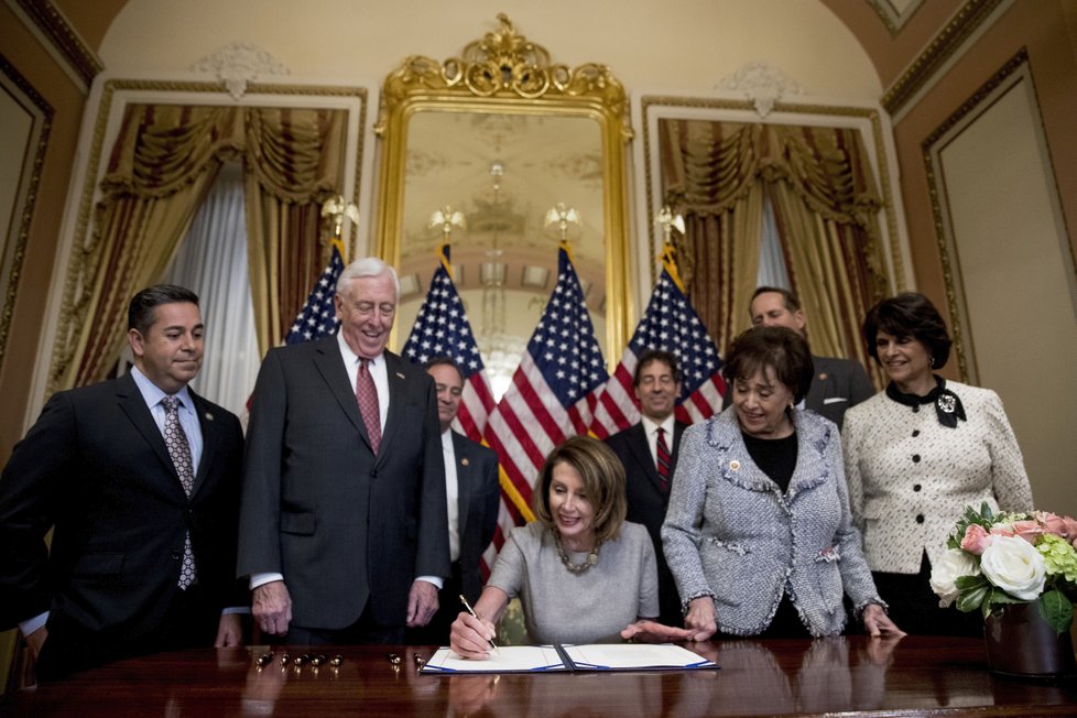Sněmovna reprezentantů amerického Kongresu ve středu schválila zvýšení platů civilních státních zaměstnanců.