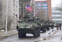 KOMENTÁŘ: Českem projede konvoj americké armády. A blázni mají žně