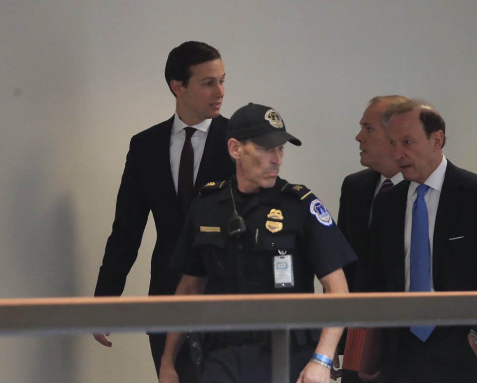 Zeť amerického prezidenta Donalda Trumpa Jared Kushner získal po roce bezpečnostní prověrku.