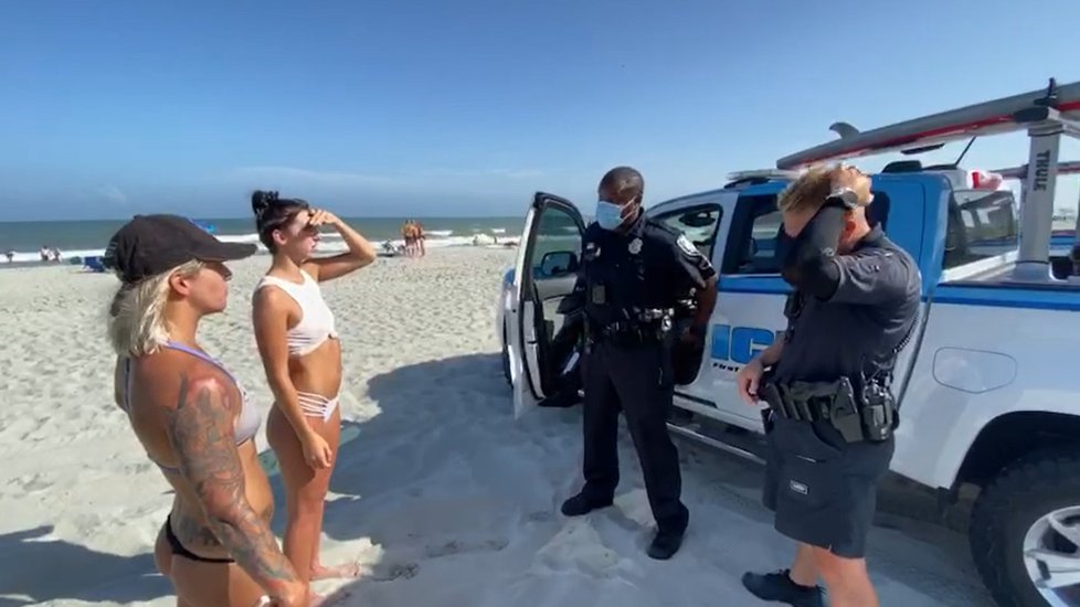 Akrobatce Sam Pandaové nasadili na pláži želízka. Jiná návštěvnice na ni zavolala policii kvůli tomu, že na sobě měla dvojdílné plavky s tangy.