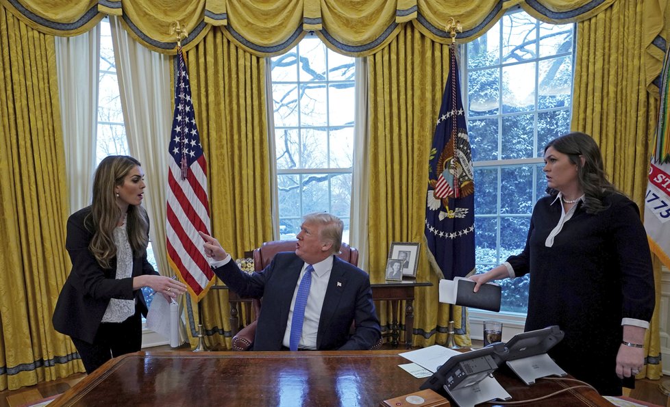 Tisková mluvčí Bílého domu Sarah Sandersová. Na snímku s prezidentem Donaldem Trumpem a bývalou šéfkou komunikace Hope Hicksovou.