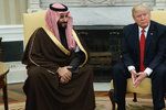 Korunní saúdský princ Mohamed bin Salmán během zahraniční cesty do USA (na archivní fotce z předchozího jednání s Trumpem) slíbil, že v reformách země bude pokračovat.